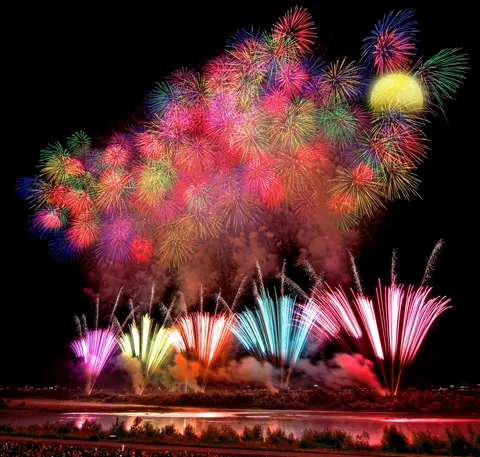 夜空と水面を染める大花火絵巻