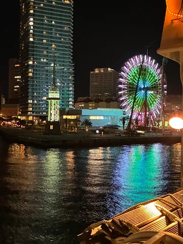 水面に映る都会の夜の色彩