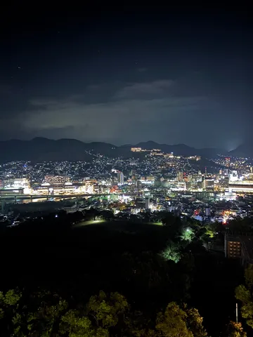 夜景と山影のささやき