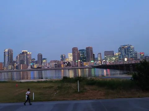 黄昏時の都会とランナー