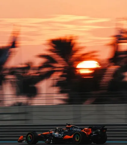 夕焼けと疾走するF1カー