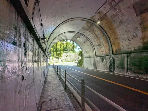 トンネルを抜けた先の光景
