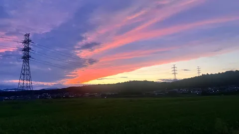 夕焼けと鉄塔の風景