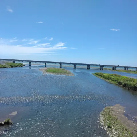 川面に映る青空と橋