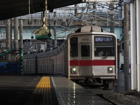 都会の駅、電車の静かな佇まい