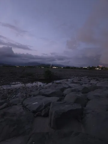 静寂の河原、 twilight の空