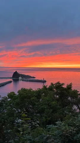夕焼けを受け止める港