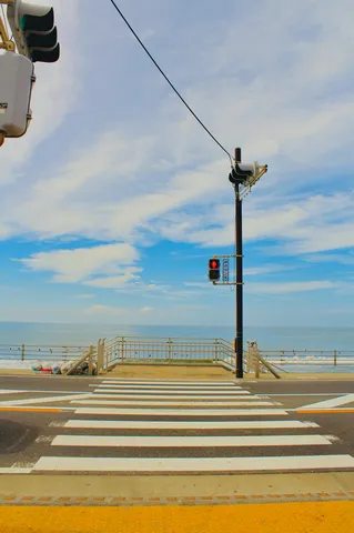 海辺の横断歩道の印象