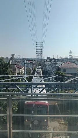 架線と住宅街、そして電車