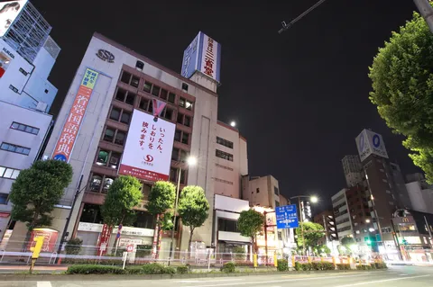 夜の街に浮かぶ広告の光