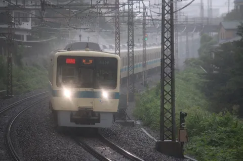 雨の路面電車の軌跡