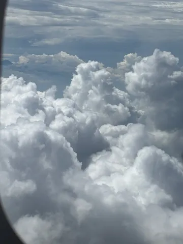 窓辺に広がる雲の海
