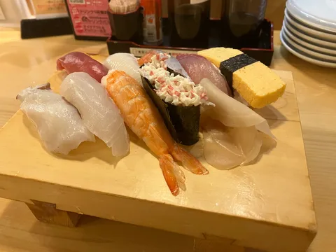 お寿司で乾杯、いい気分！