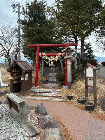 厳かな空気に包まれる、古き良き鳥居の道
