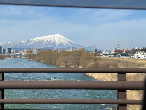 雪化粧の山と街並み、清流の風景