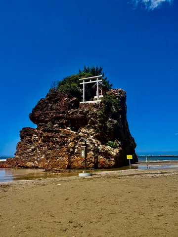 磯の上の小さな祠、青い空に映える