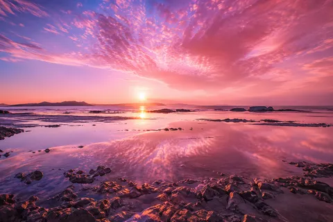 幻想的な水辺の夕焼け