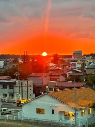 落日と橙色の街並み
