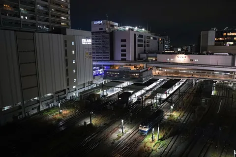 都会の夜、鉄道の灯り