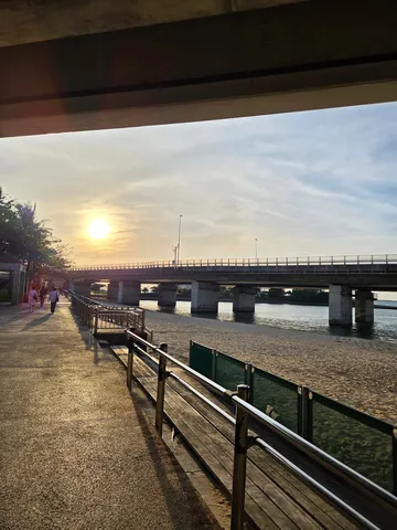夕暮れの特等席、橋の下