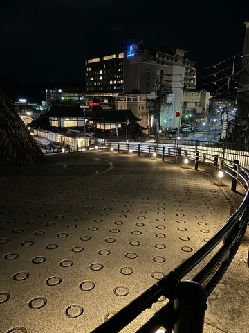 夜景に灯る円形の道