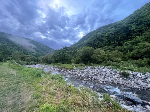 雨上がり、静寂の渓谷