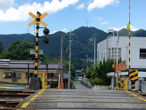 安全確認、踏切を渡る
