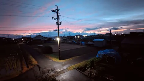 宵闇に染まる空と電線