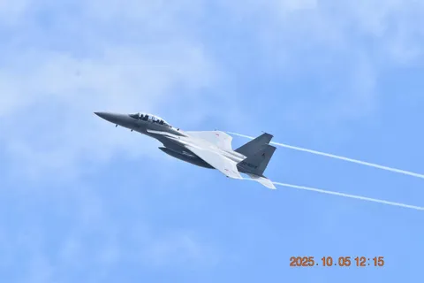 青空を切り裂く閃光