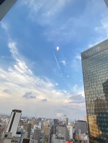 青空に走るビル街の軌跡
