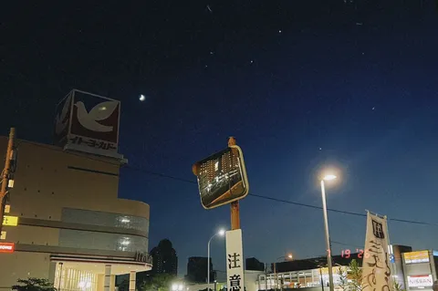 夜空に浮かぶ月と街灯
