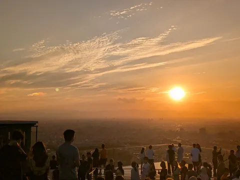 夕焼けに染まる街と人々