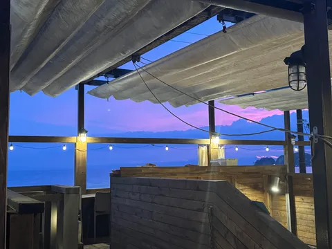 夕景と木陰の海辺デッキ