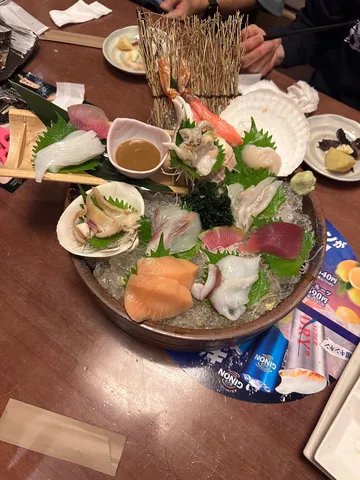 旬の味覚、宝石箱のような刺身盛り合わせ