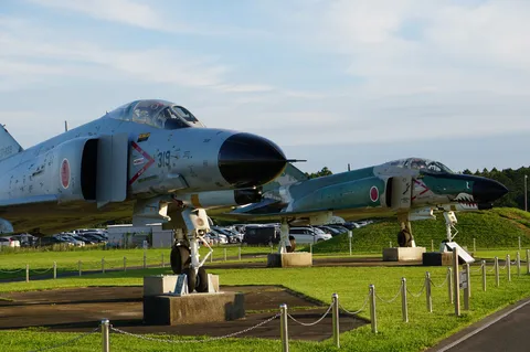 青空の下、静かに佇む戦闘機