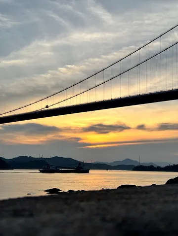 夕暮れの吊り橋シルエット