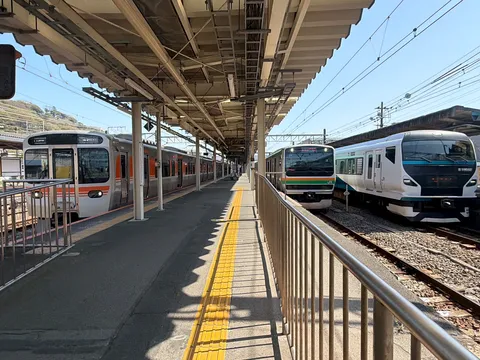 肩を並べる列車たち