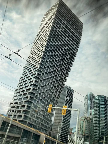 空へとねじれるモダンな高層ビル