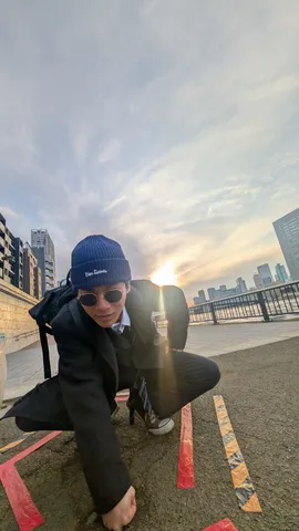 沈む太陽と都市の視線