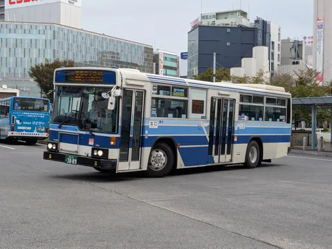 街を駆けるブルーのリズム