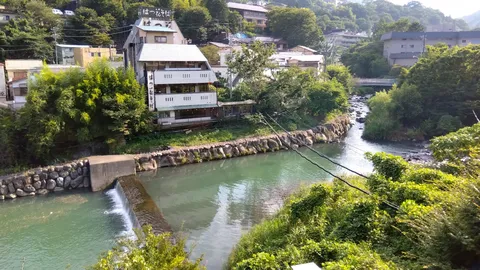 水辺の静かな街並みを映す