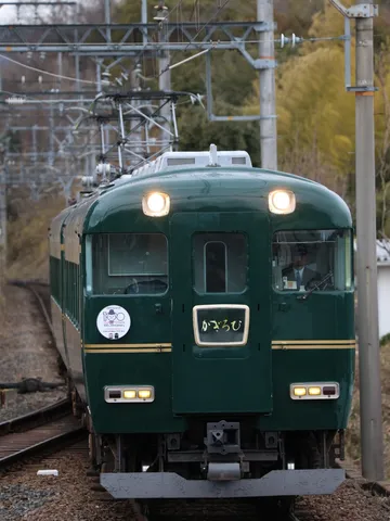 静かに進む深緑の車両