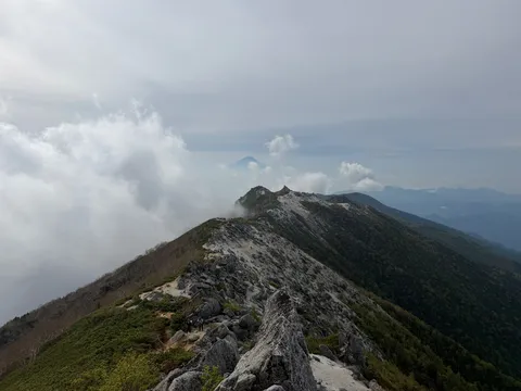 雲海に浮かぶ山の稜線