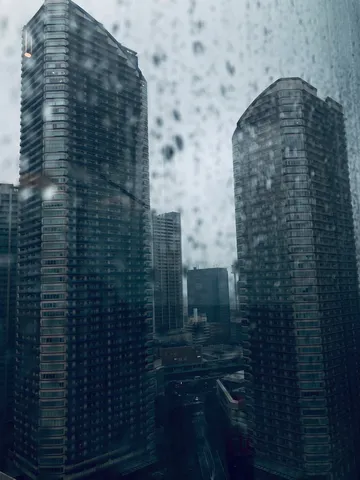 雨粒越しの高層ビル群