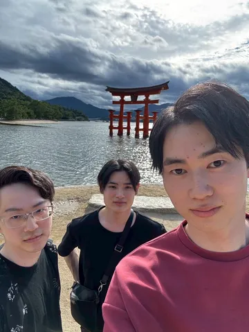 鳥居と男たち、夏の空