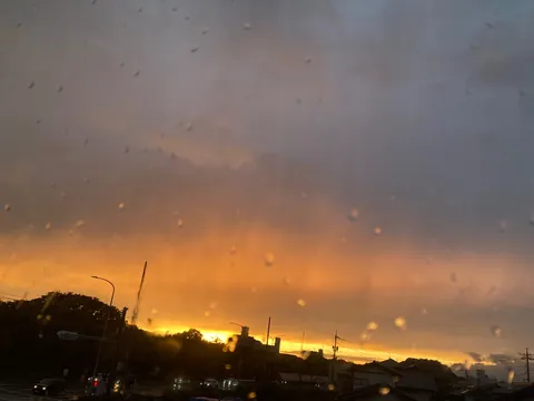 雨粒越しの燃えるような空