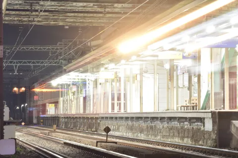 夜の駅、光の軌跡
