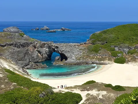紺碧の海に開く奇岩の門