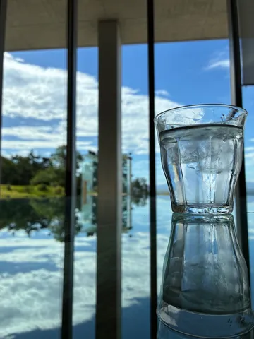 映り込みに映える、涼やかな一杯