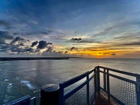 水平線を彩る夕日の輝き